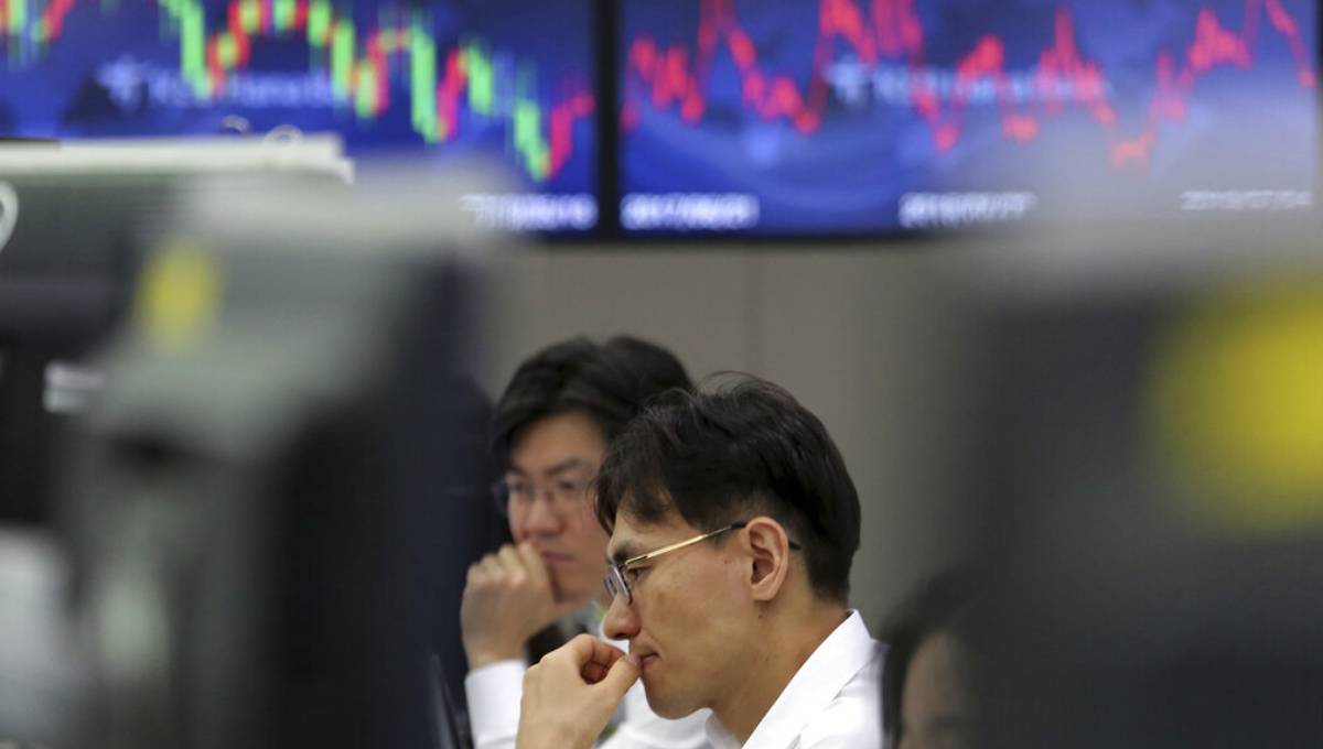 Asian stocks fall ahead of monthly employment data in US