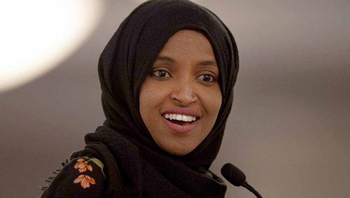 Trump digs in amid censure of racist tweets about lawmakers