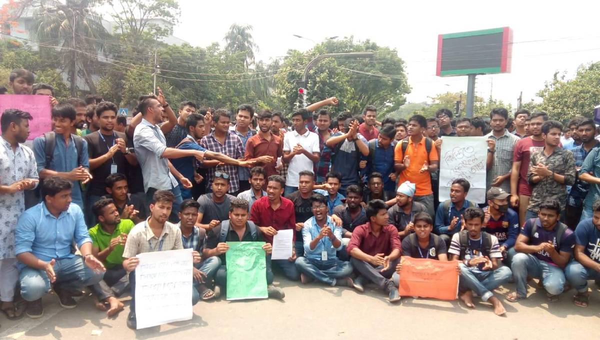 Students of 7 DU affiliated colleges block road