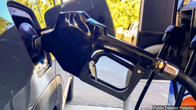 Average US price of gas down 2 cents per gallon to $2.81
