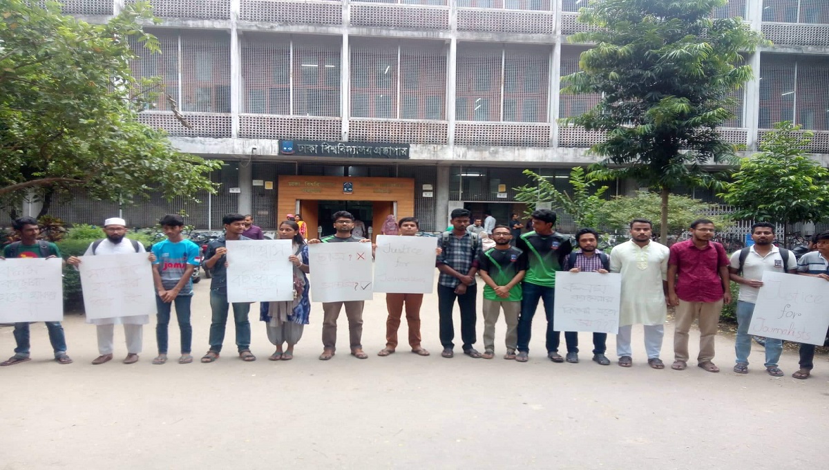 DU students demand expulsion of BCL men who attacked journo 