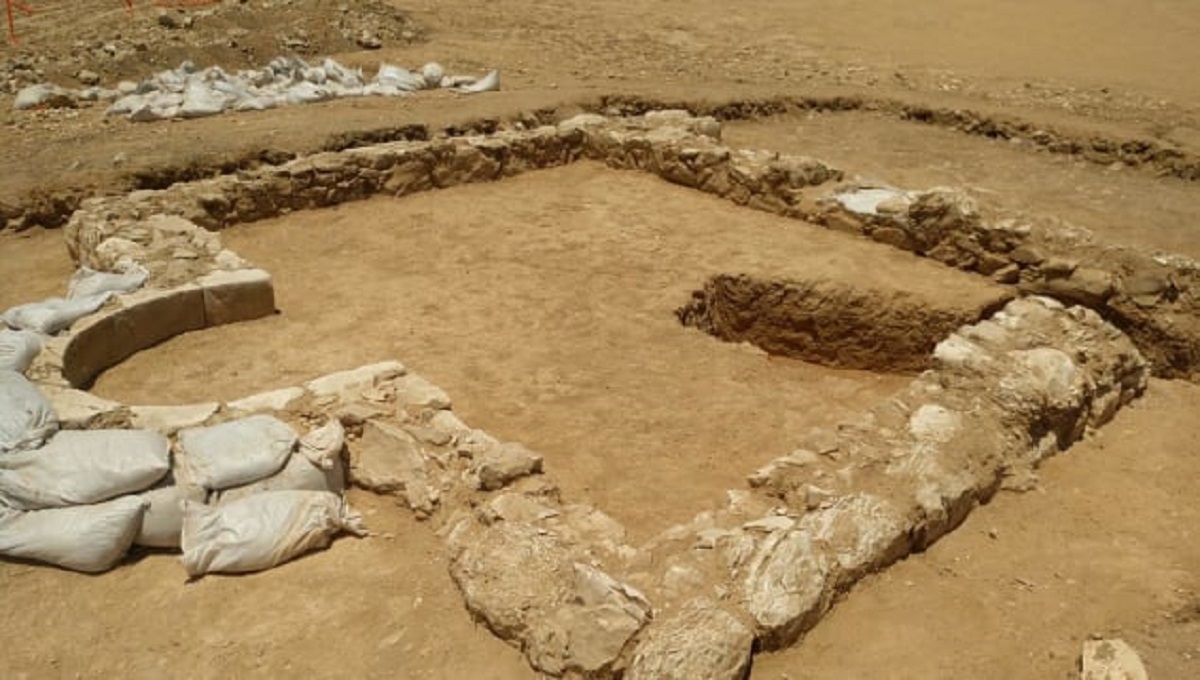 Israeli archaeologists find ancient mosque in Negev desert