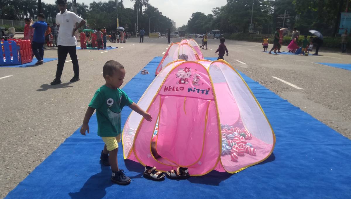 Citizens reclaim Dhaka road from cars, even if only for 3 hrs