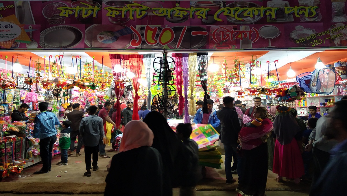 Customers hunt huge discounts at DITF