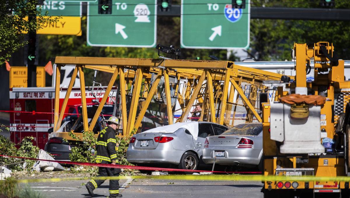 4 die after construction crane crushes cars in Seattle