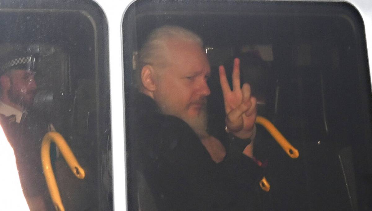 WikiLeaks' Assange hauled from embassy, faces US charge