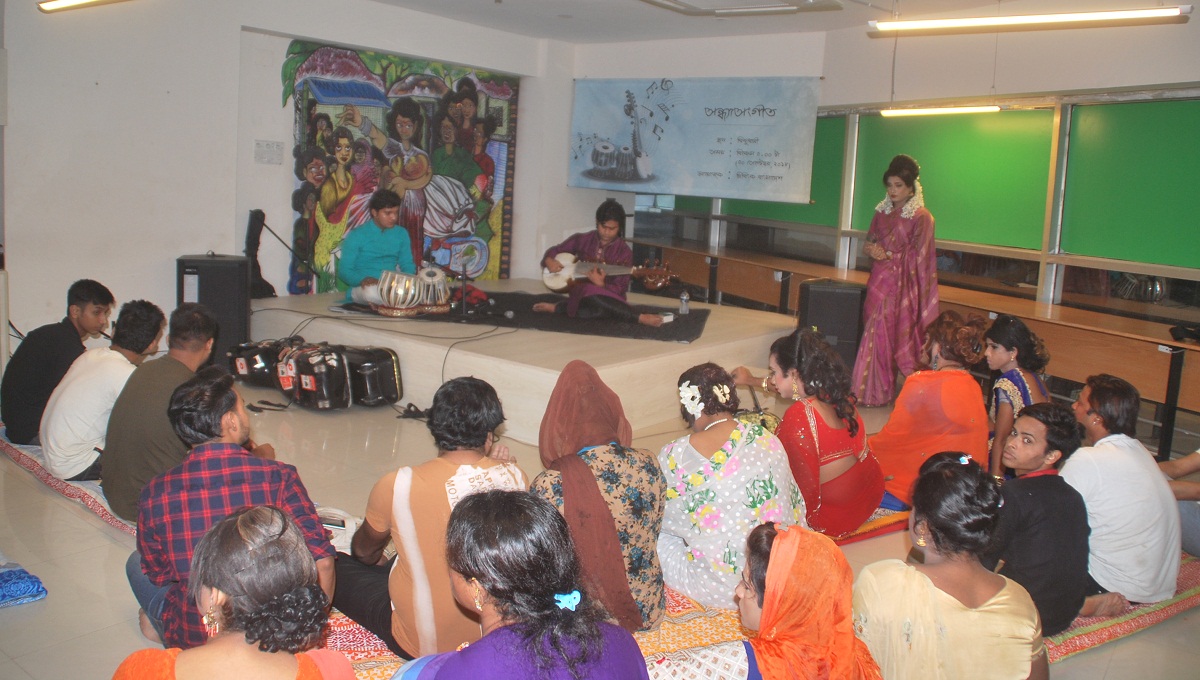 Classical music arranged for eunuchs in city 