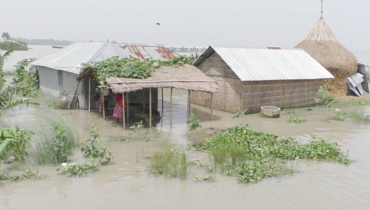 Floodwater starts receding; food, drinking water crisis hits victims hard
