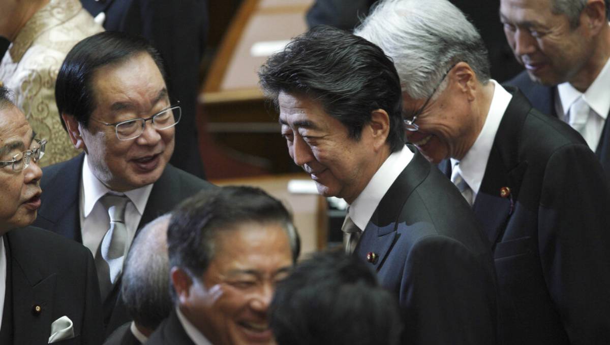 Abe wants summit with North Korea, keeps distance from South