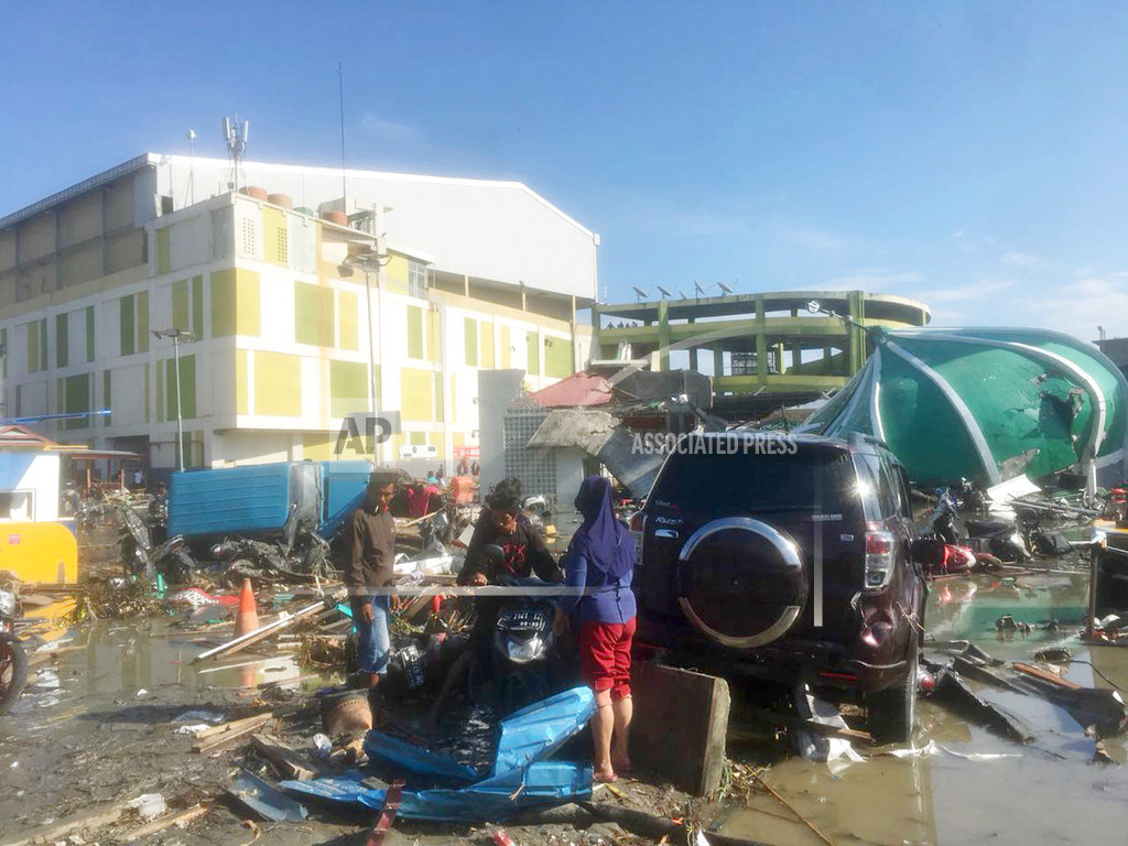 Tsunami-hit Indonesia shopping mall being looted