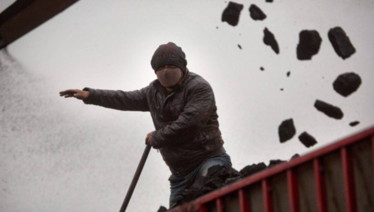 Coal mine collapse kills 21 in China