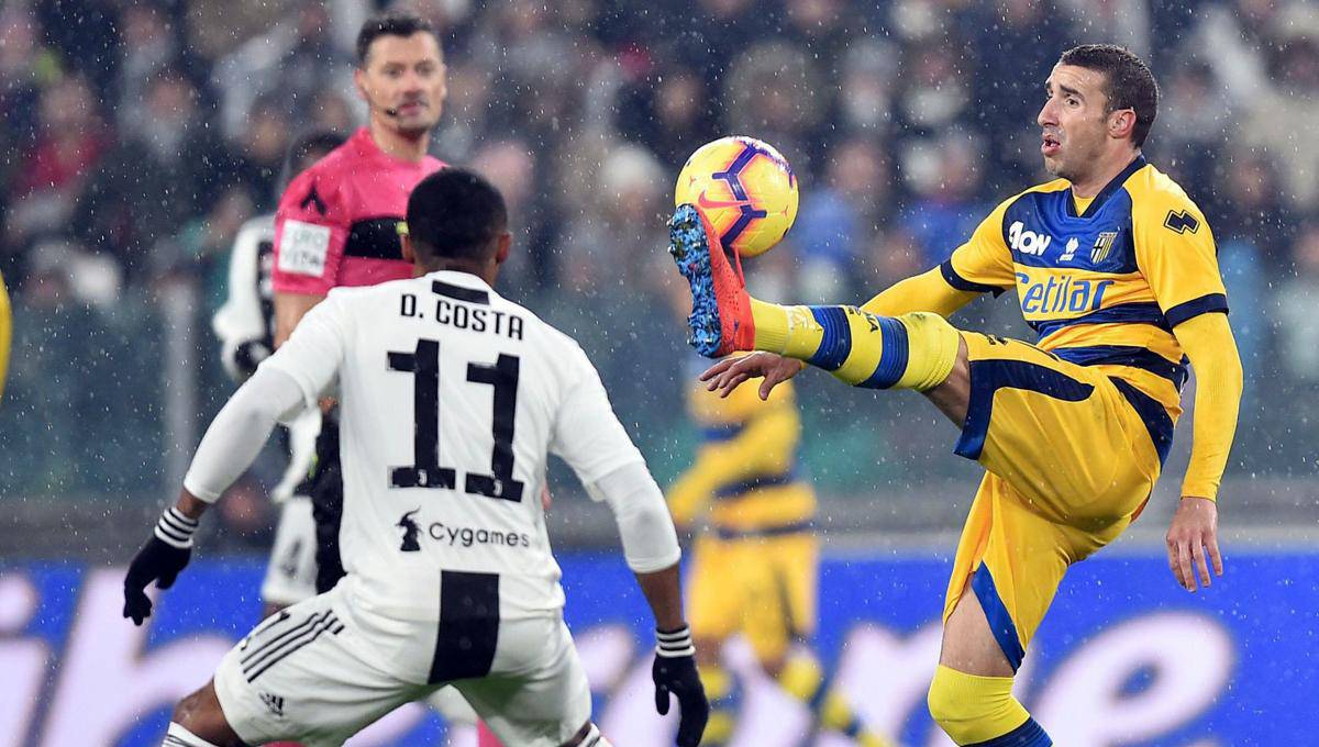 Juventus winger Douglas Costa unhurt after car crash