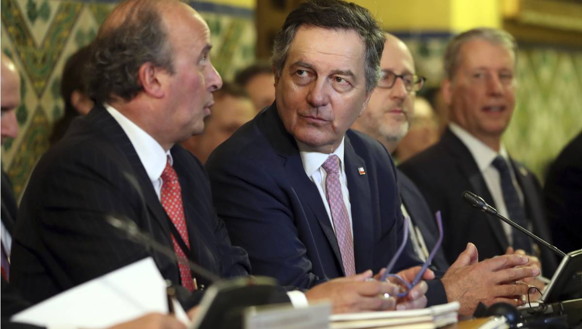 Foreign diplomats urge Venezuela's Maduro to hand over power