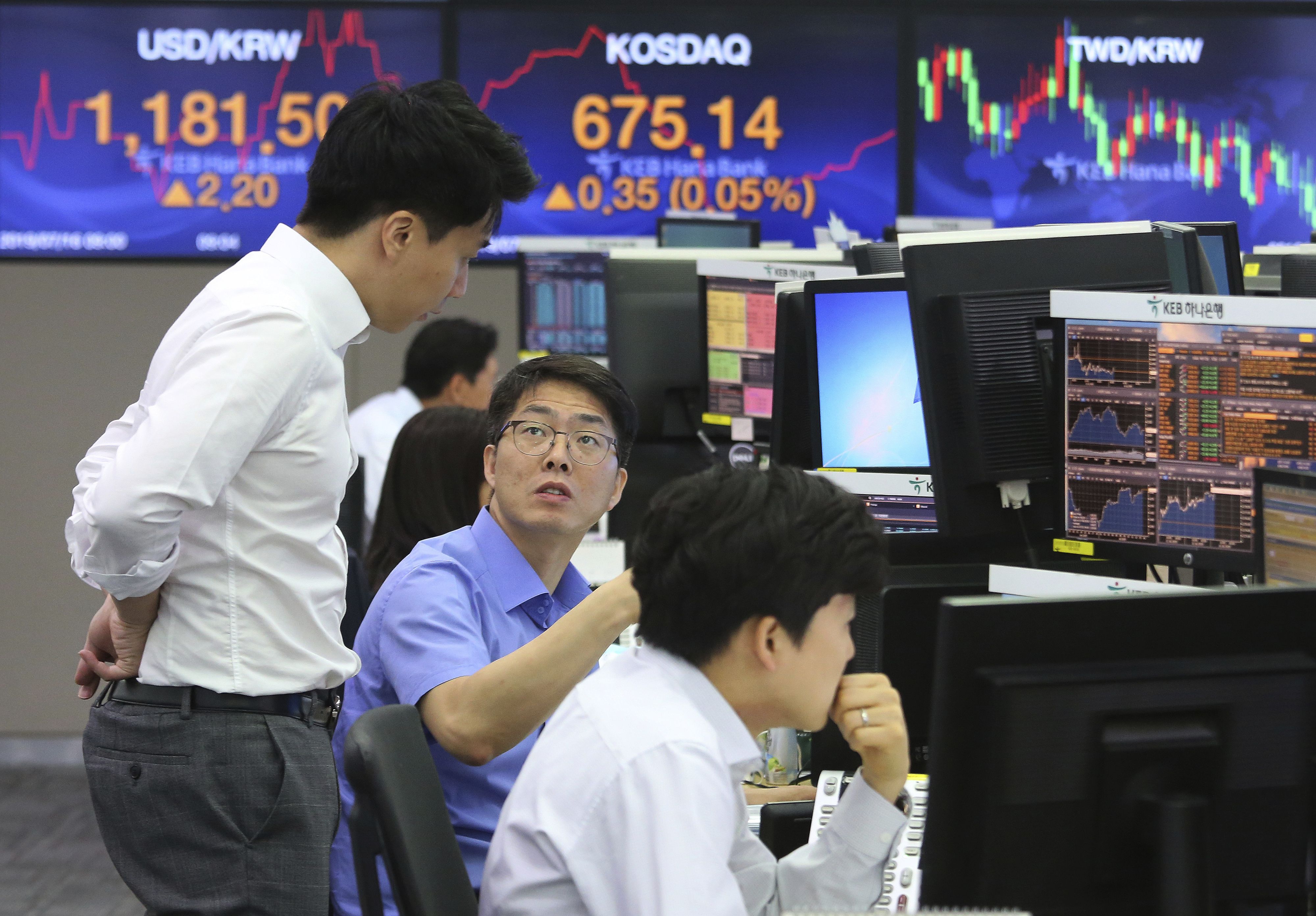  Asian shares mixed in lackluster trading, Nikkei falls 0.6%