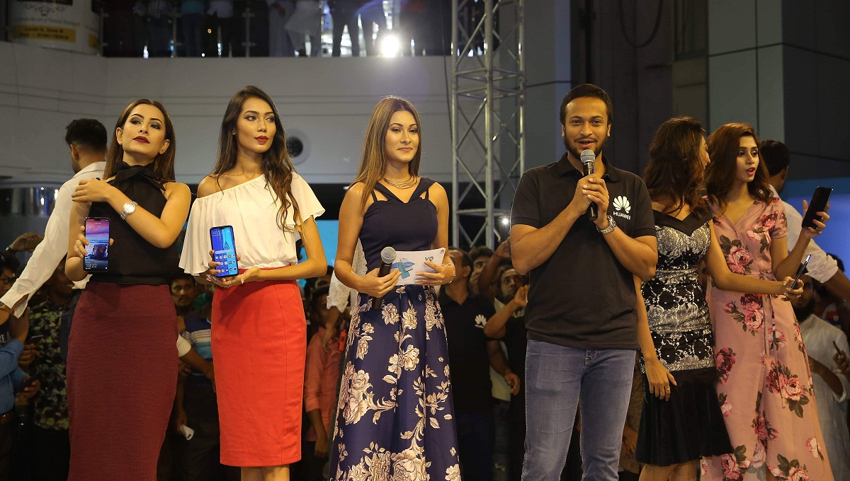 Shakib Al Hasan hands over ‘Huawei Y9 2019’ to buyers