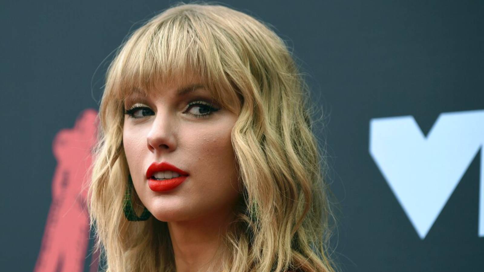 Police: Man broke into Taylor Swift's home, took off shoes