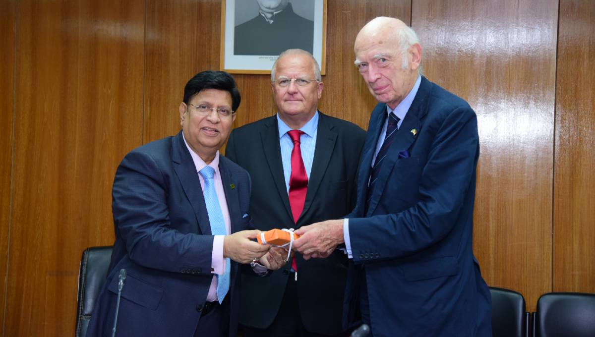 FM seeks investment from Germany, France in SEZs