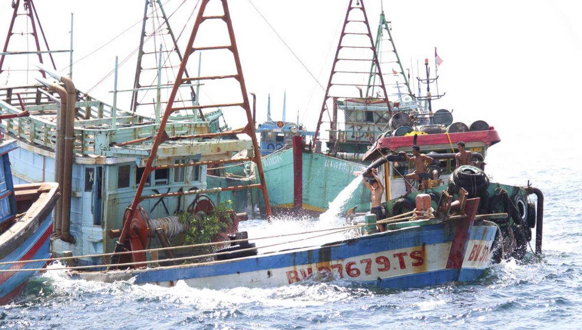 Indonesia sinks 51 foreign boats to fight against poaching