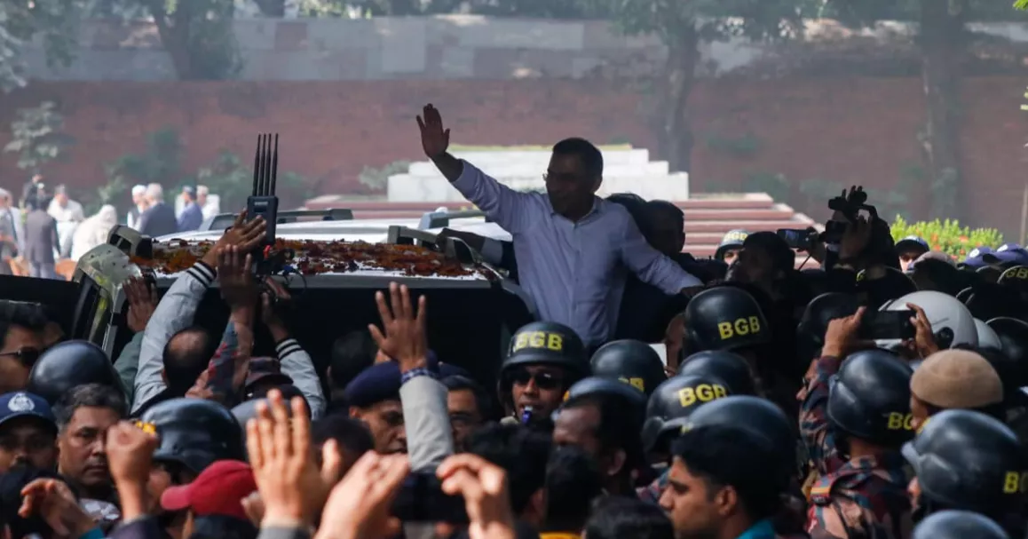 Tarique offers fateha at Hadi’s grave