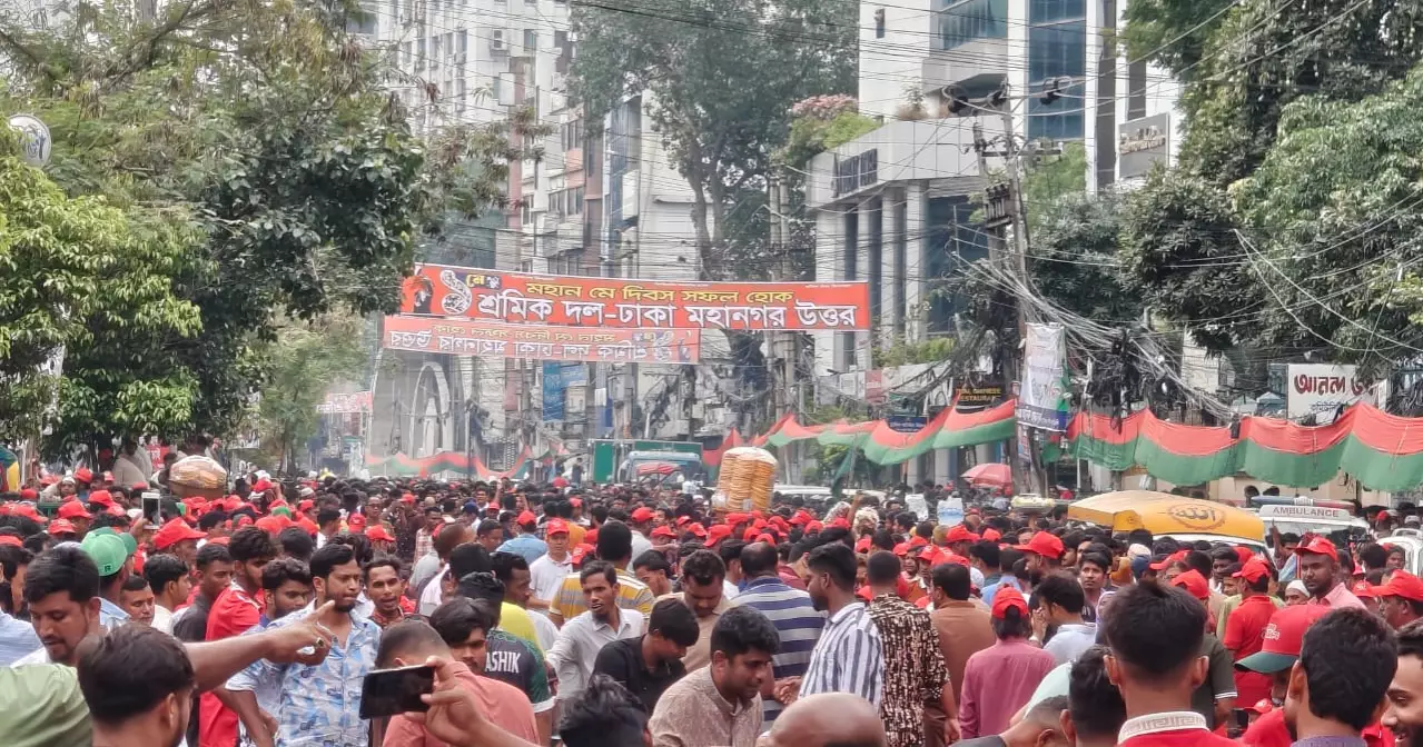 Little ‘Khaleda Zia’ draws attention at Sramik Dal’s rally