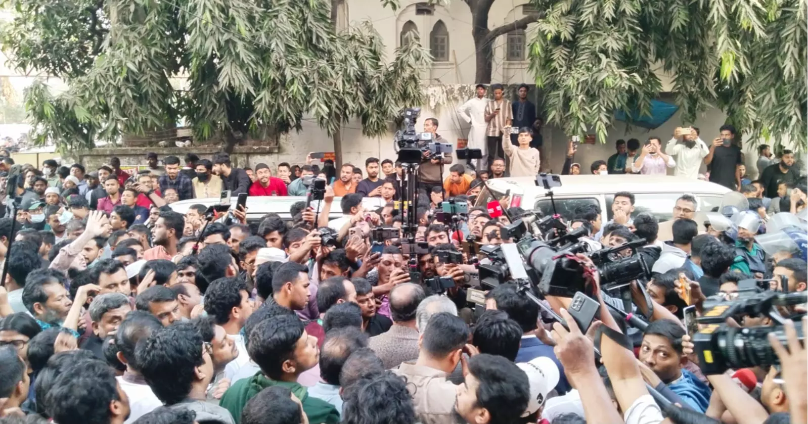 Mirza Abbas barred from visiting bullet-hit Hadi at DMCH