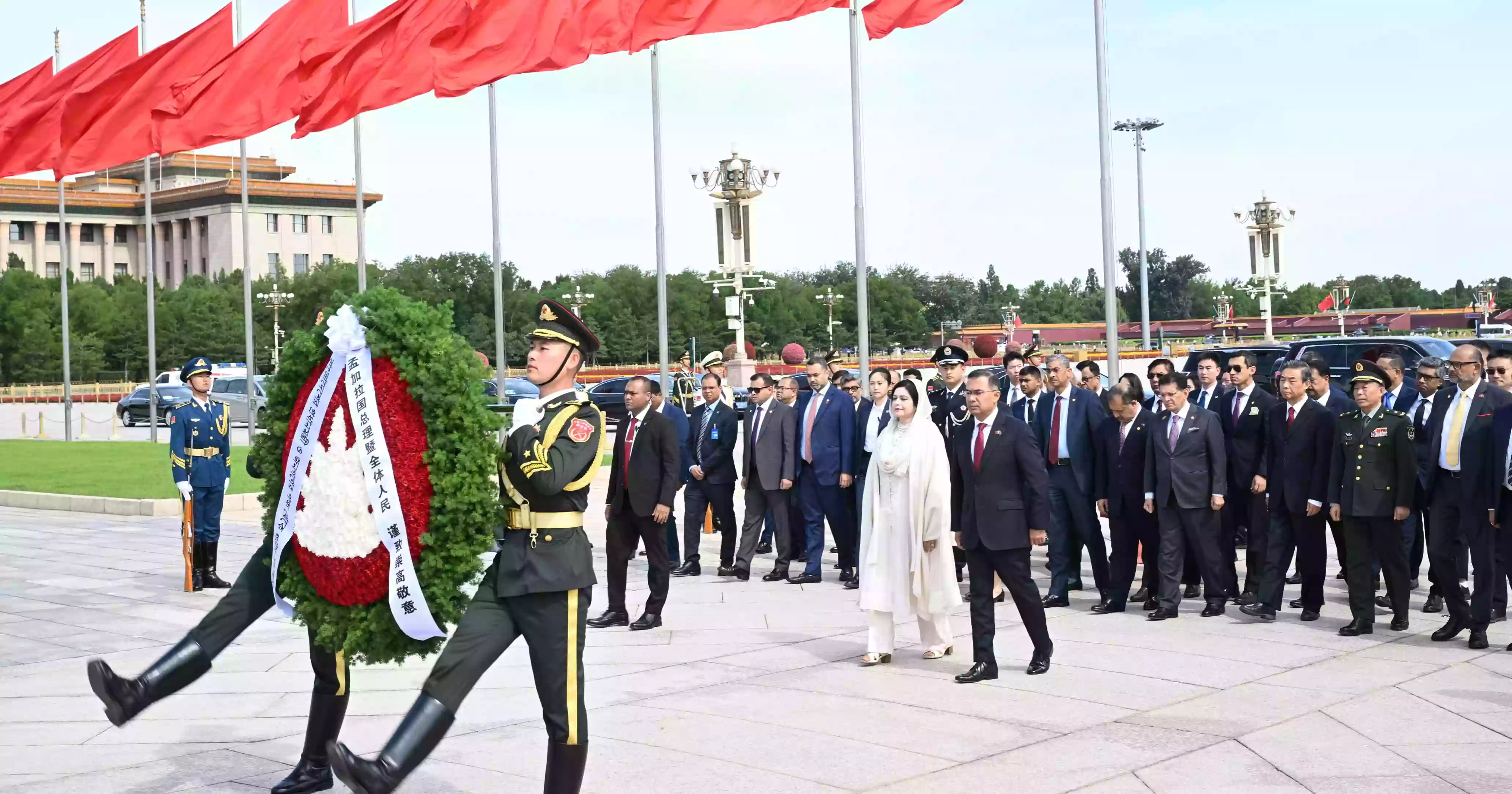 PM pays tribute to Chinese heroes at Tiananmen Square