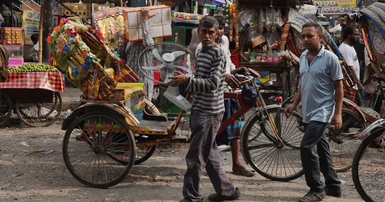 Scorching heat drives brisk fan sales in Nawabpur markets