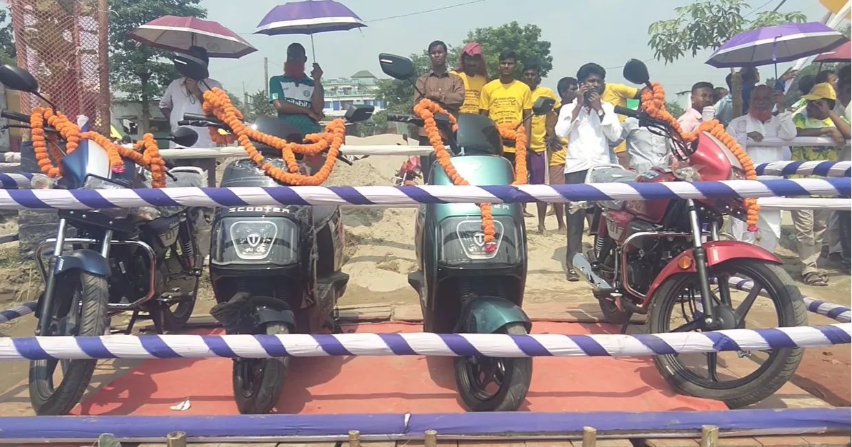 Traditional boat race draws thousands in Manikganj