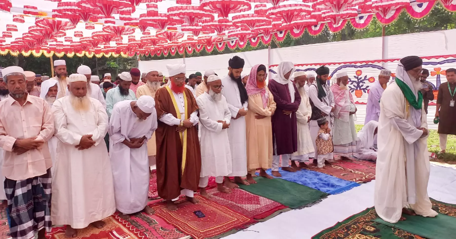 Thousands in Bangladesh celebrate Eid-ul-Fitr along with Saudi Arabia