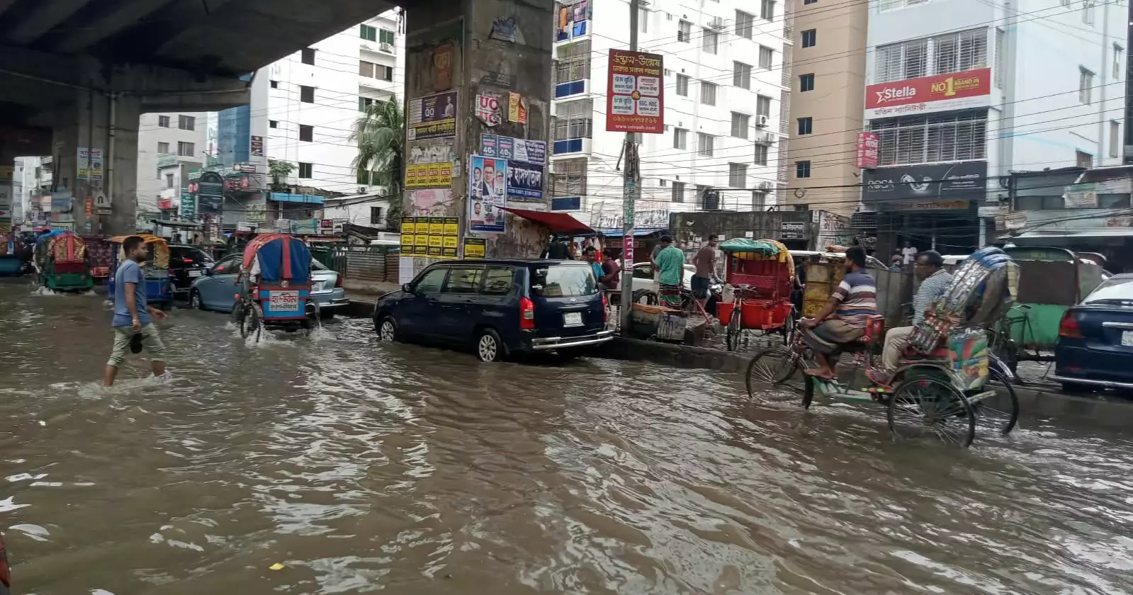 Commuters suffer as downpour leaves Dhaka streets waterlogged