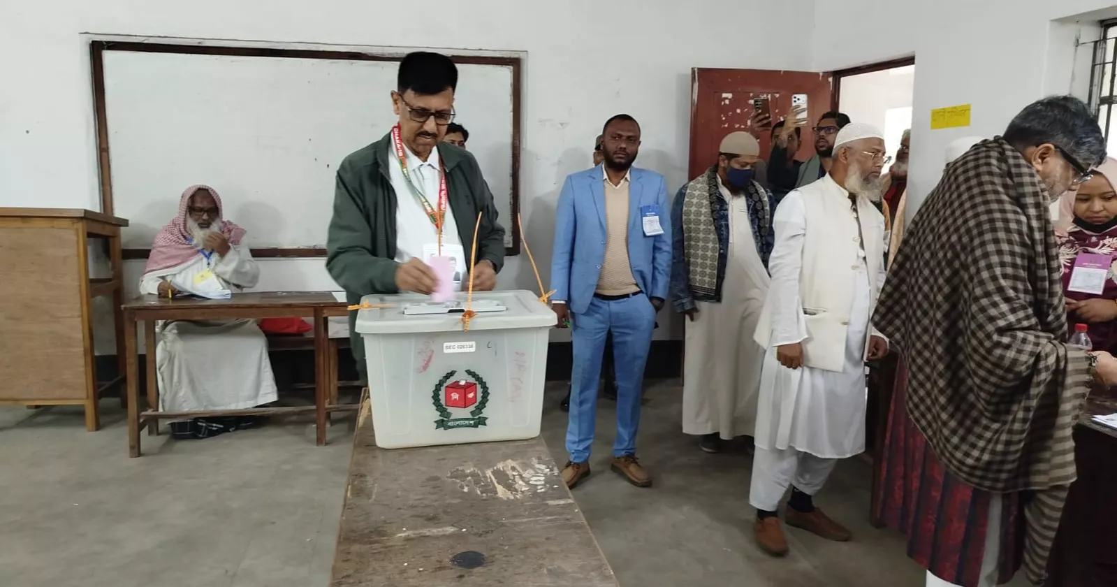 Voting kicks off smoothly at centres across Bangladesh