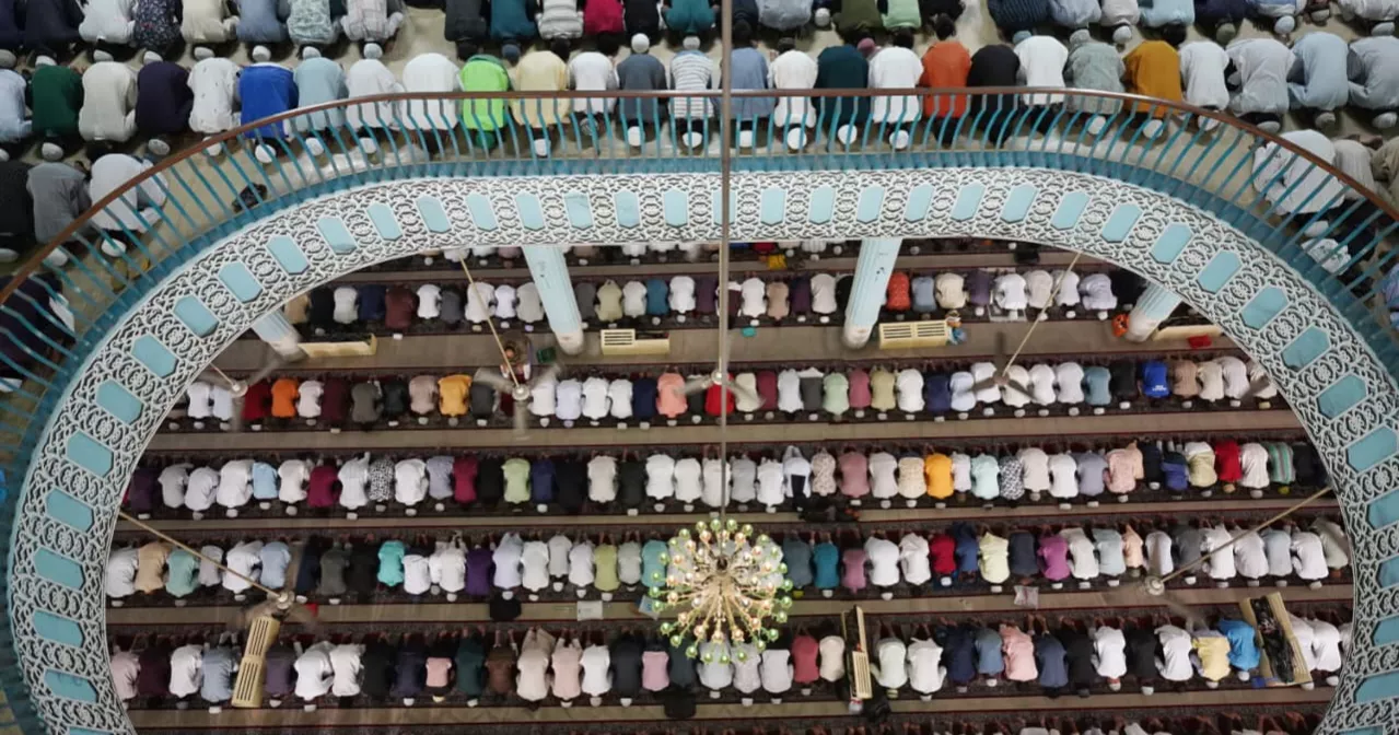 Thousands of Muslims throng Baitul Mukarram for 1st Friday prayers of Ramadan