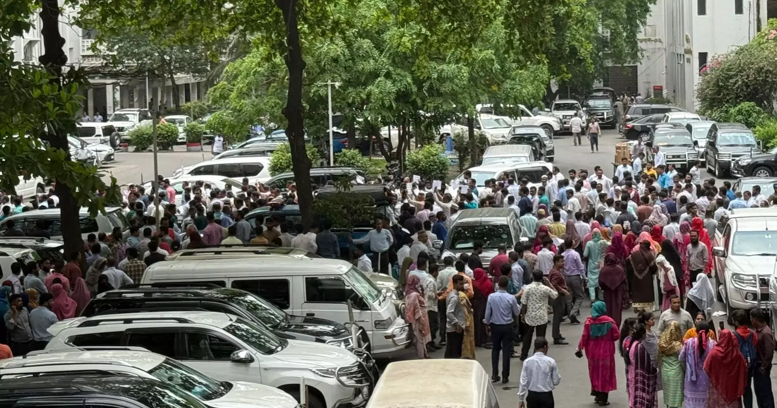 Govt employees suspend demonstrations at Secretariat