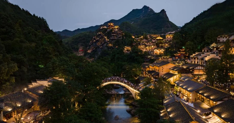 Cliffside wonders elevate tourism in east China