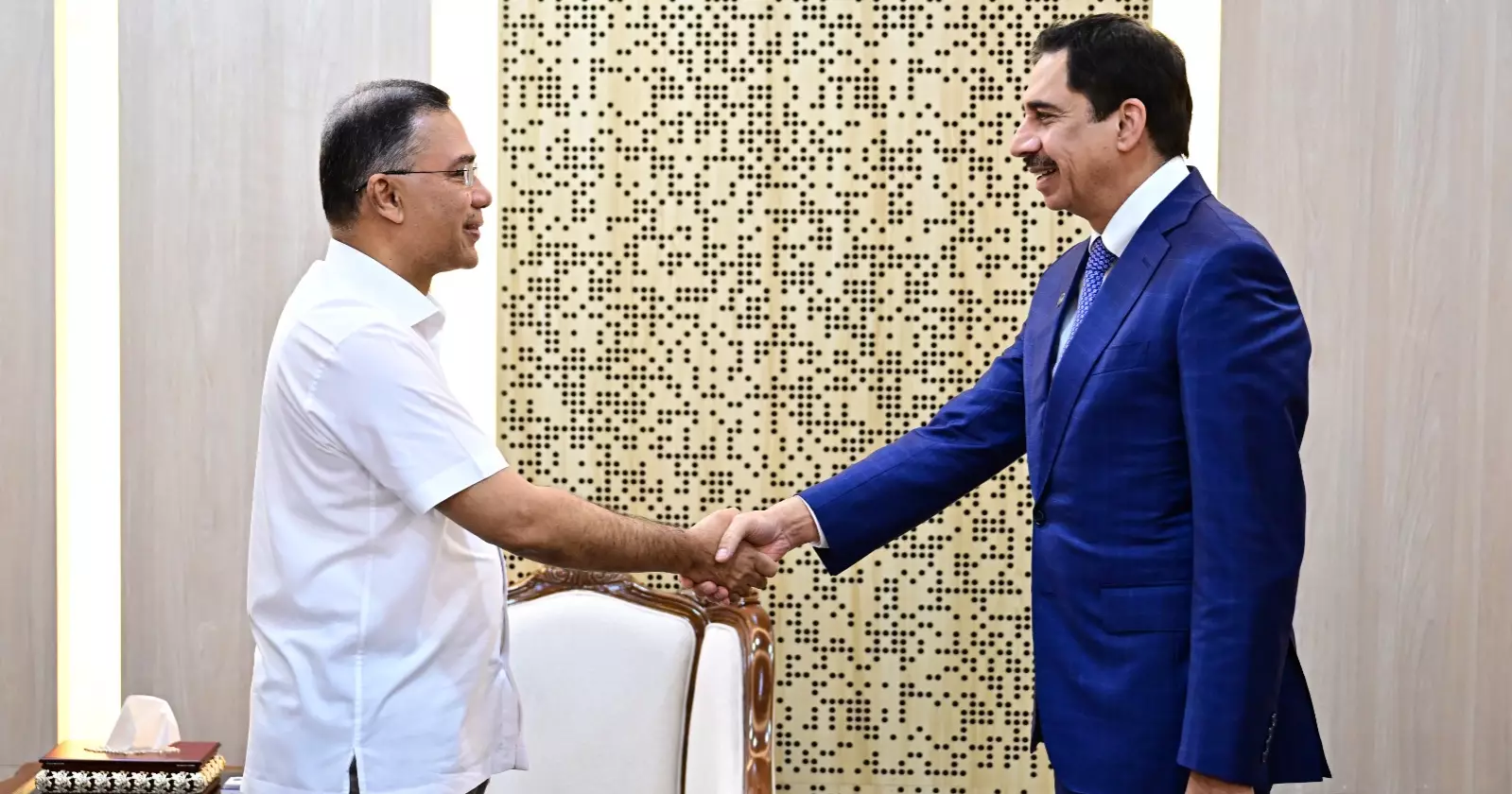 PM seeks DP World investment in free trade zones, inland depots