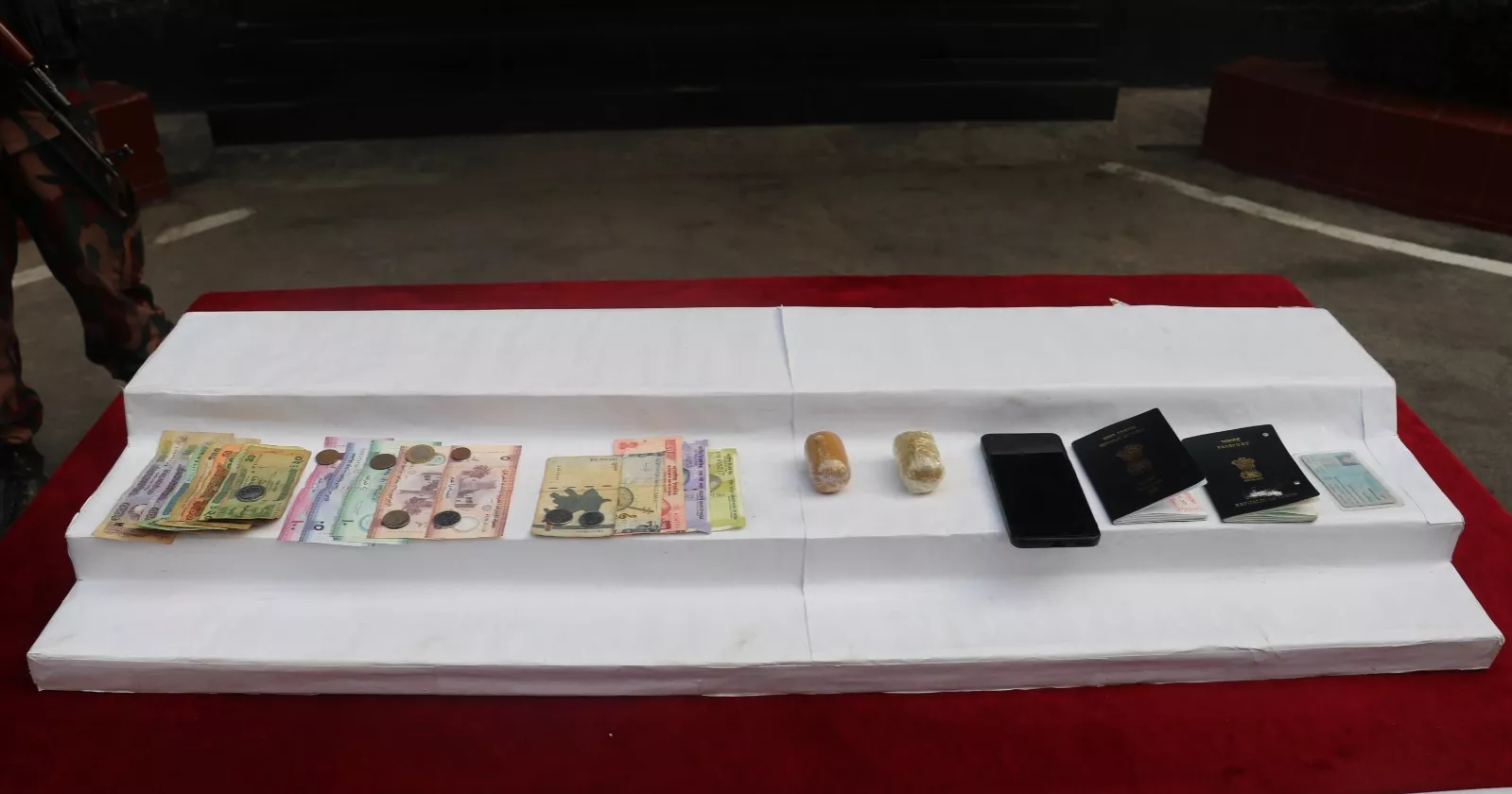 Indian national held in Jashore with Tk 1.93cr gold, foreign currencies