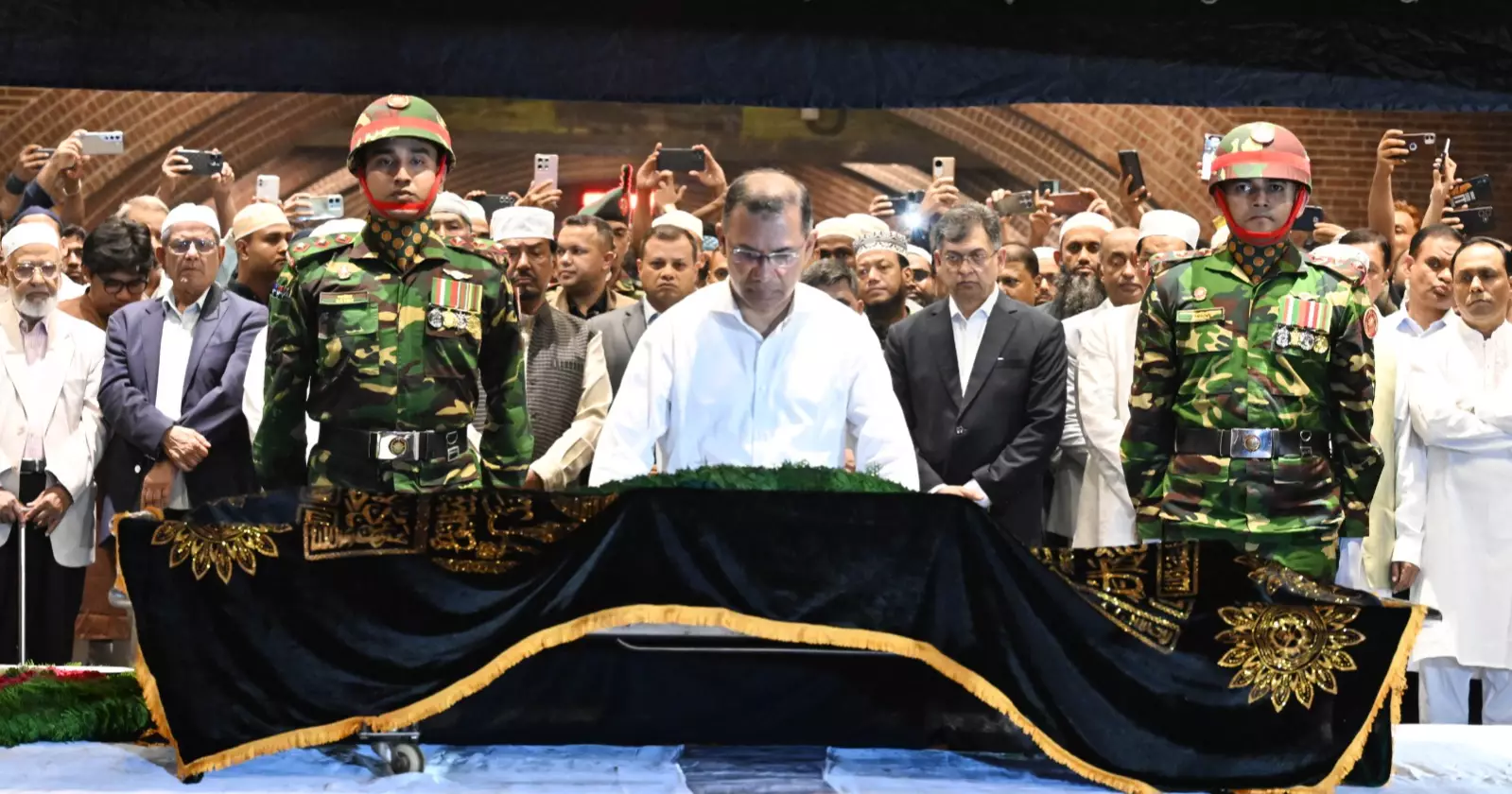 PM joins Jamiruddin Sircar’s janaza, pays last respects