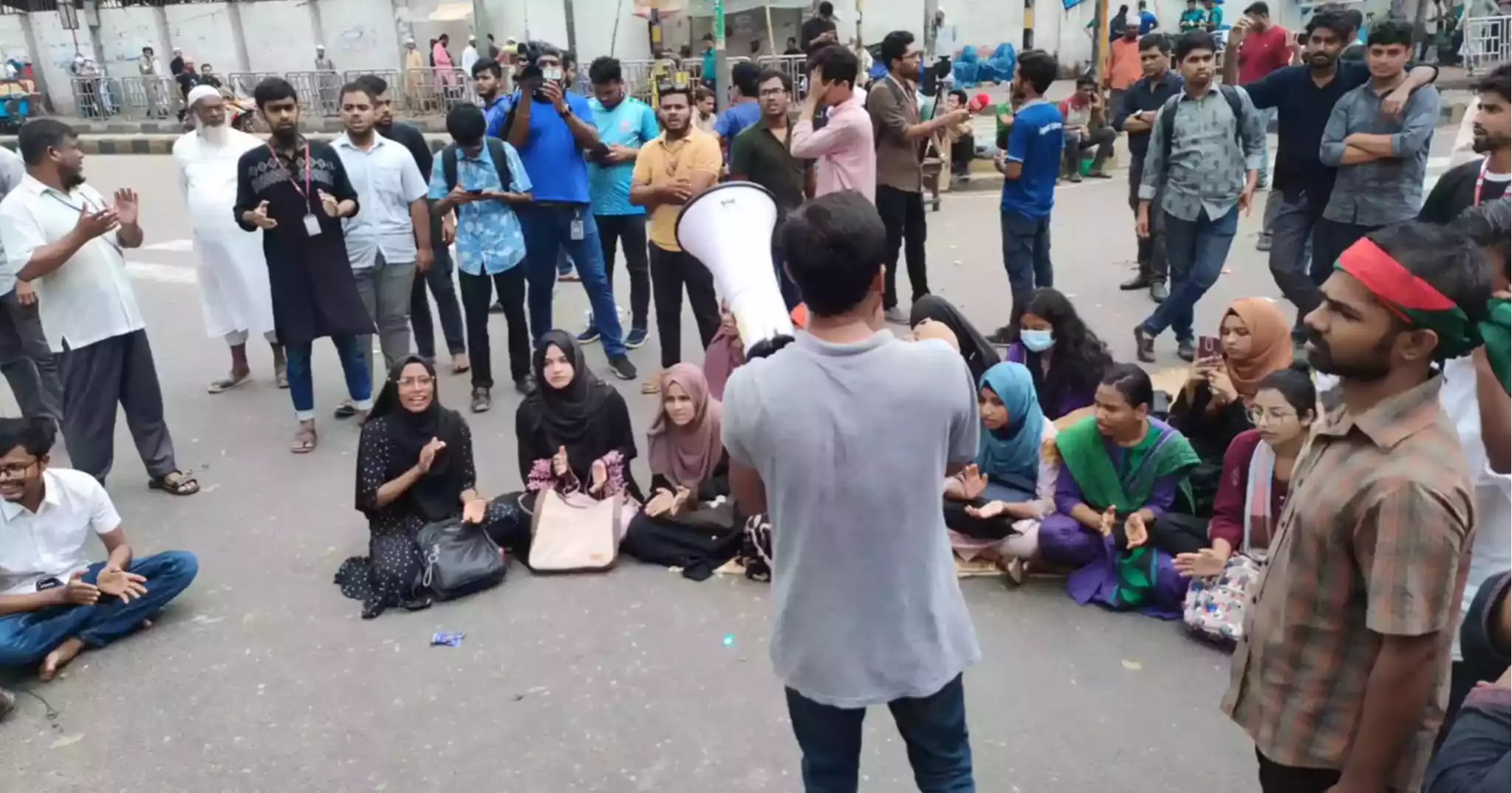 JnU students continue sit-in for second day, block Kakrail intersection