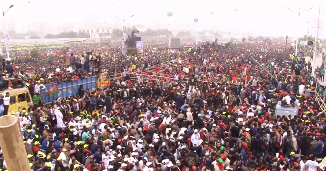 Supporters throng 300 Feet as Tarique Rahman returning home 