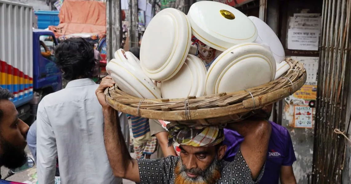 Scorching heat drives brisk fan sales in Nawabpur markets