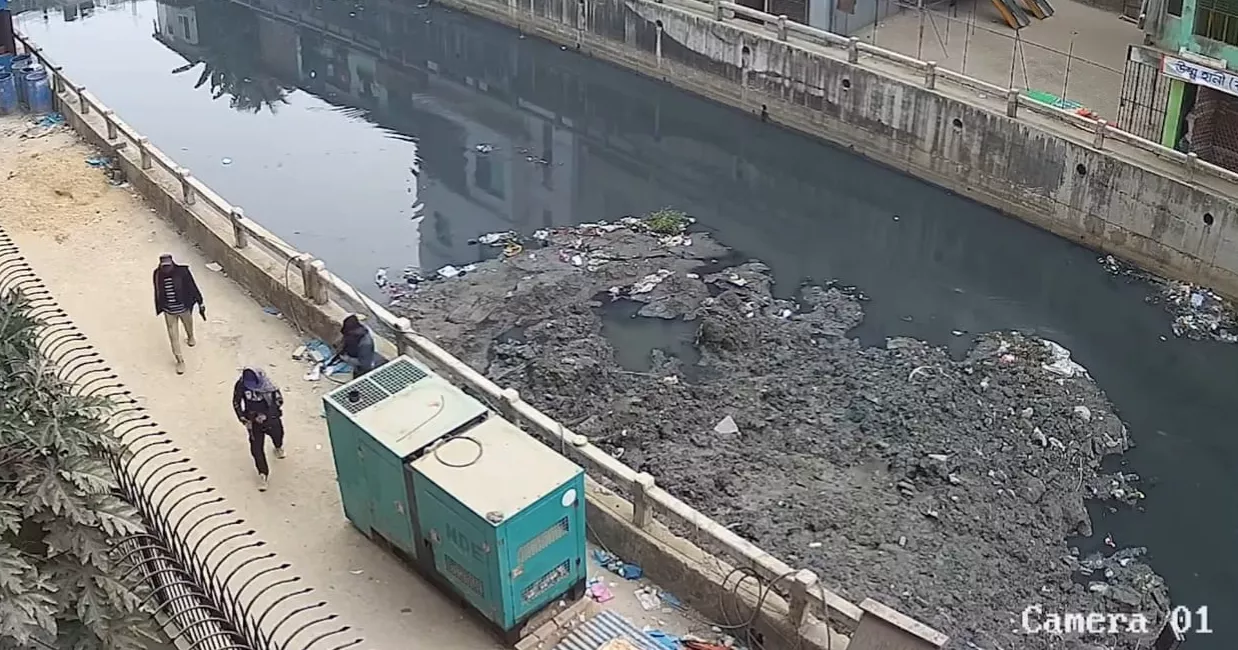 Armed criminals fire on ex-MP’s house under police watch