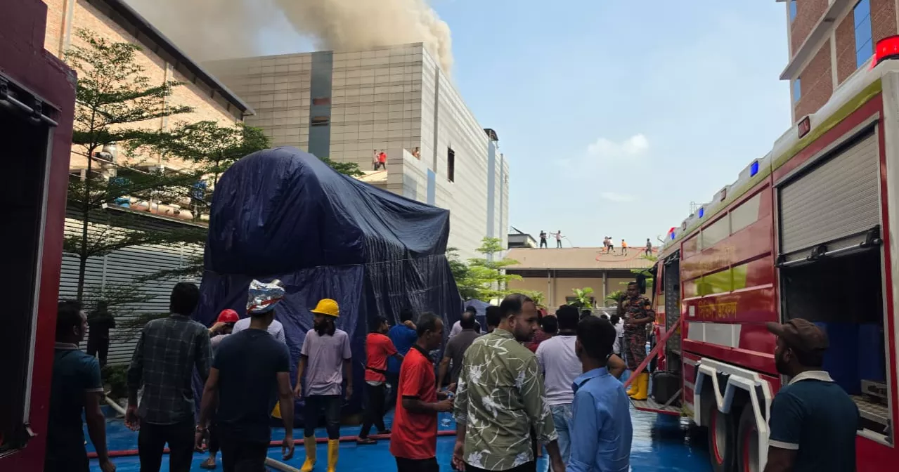 16 firefighting units battle blaze at Drug International factory in Tongi