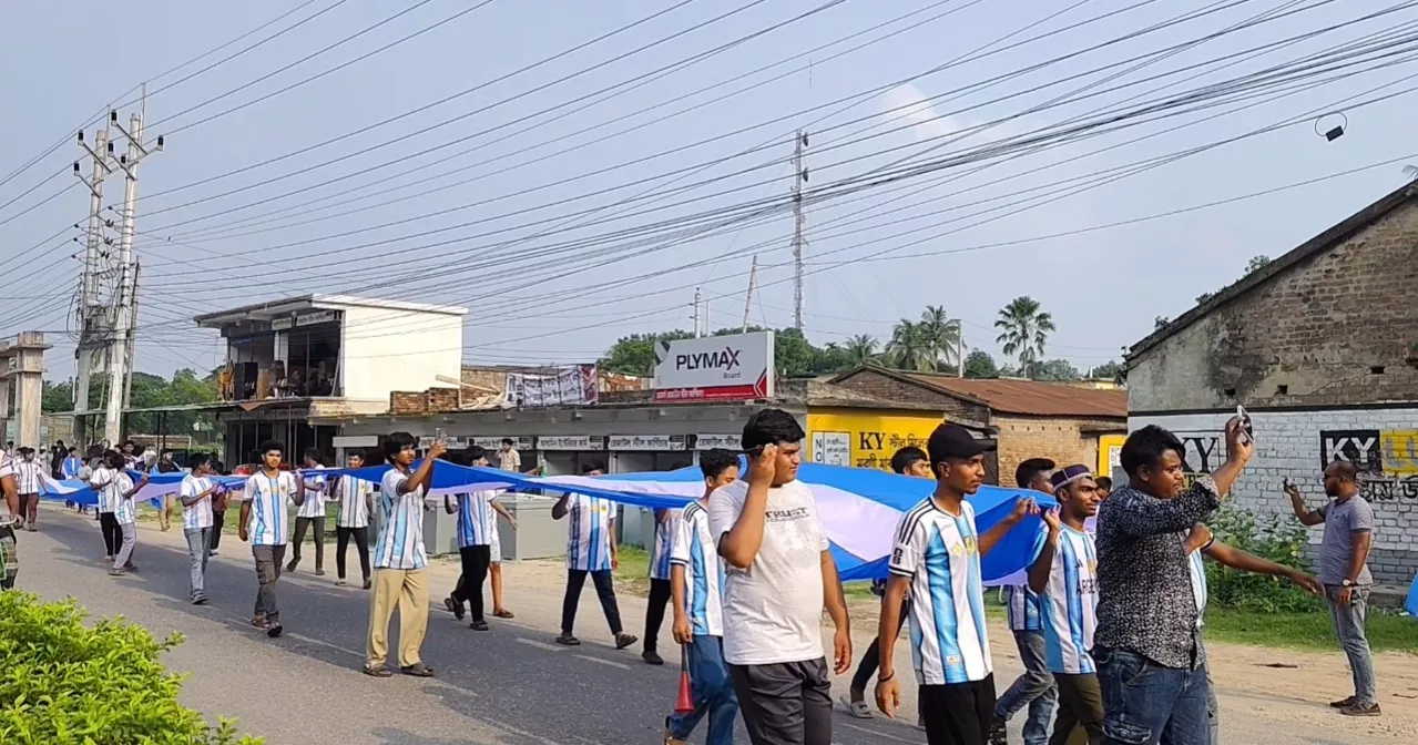 2,000 feet Argentina Flag draws massive crowd  in Chuadanga World Cup rally