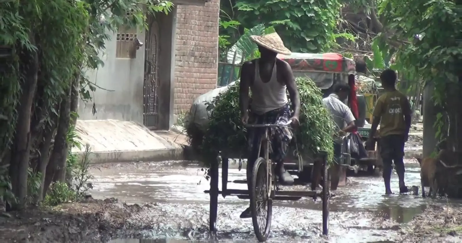 Dilapidated road disrupts life in several Chapainawabganj villages