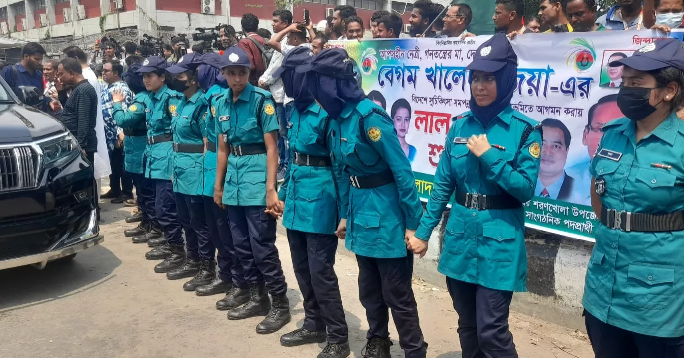 Thousands line the Dhaka streets to welcome Khaleda Zia 