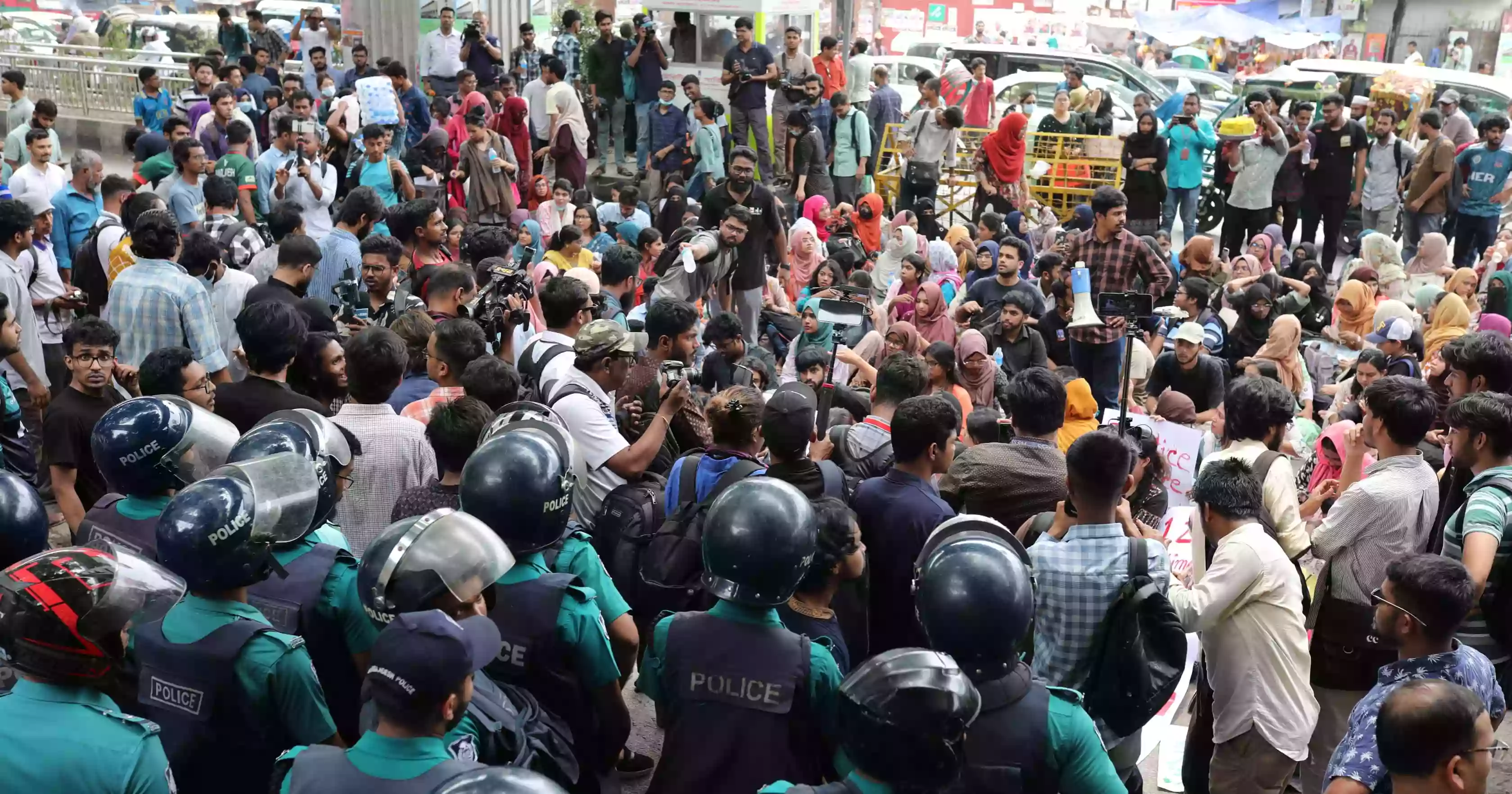 DU students again besiege Shahbagh police station demanding justice for Shammo