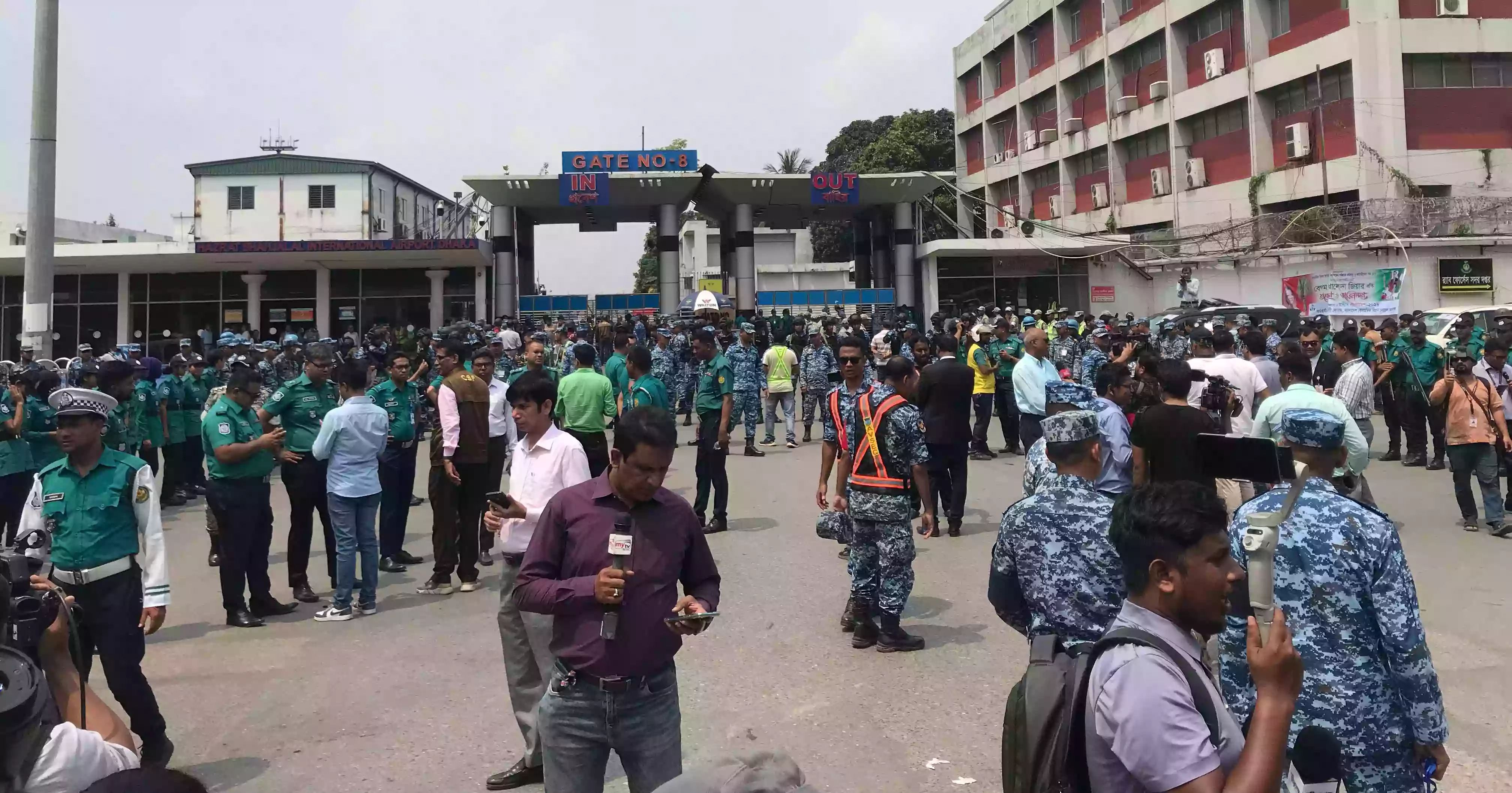 Thousands line the Dhaka streets to welcome Khaleda Zia 