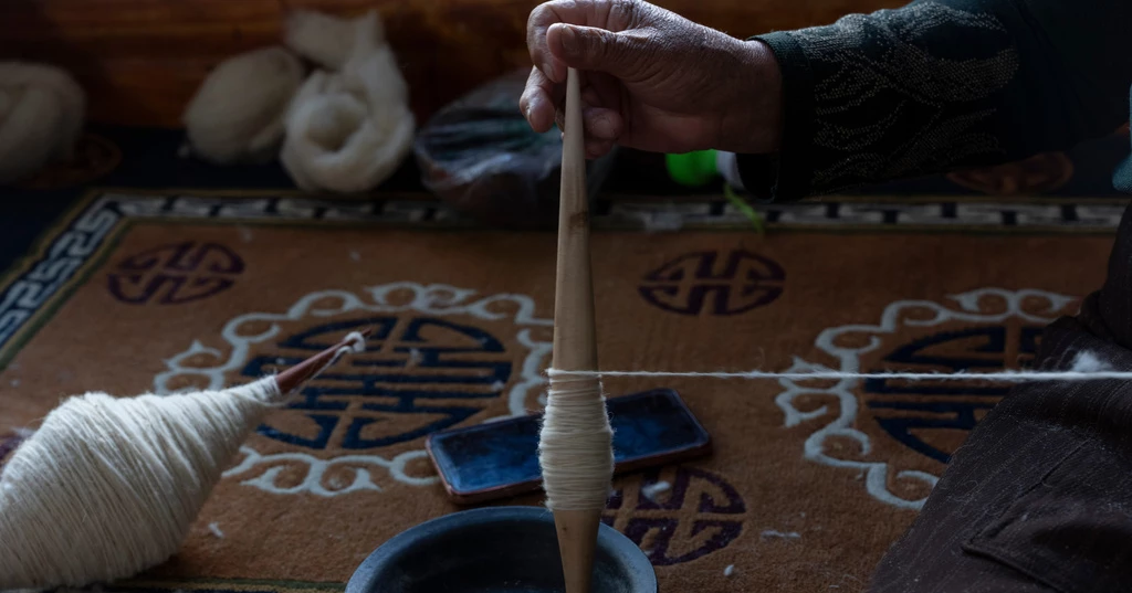 Tibetan cooperative keeps centuries-old weaving tradition alive