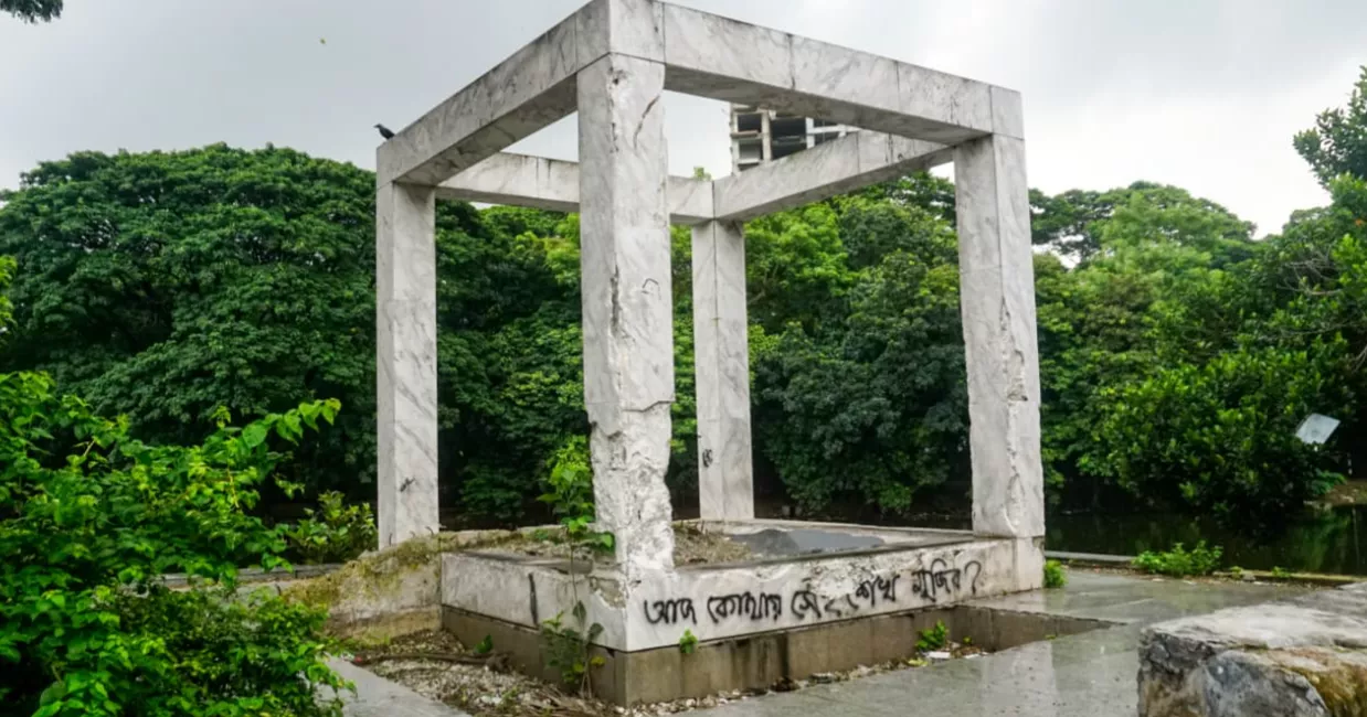 Rickshaw puller beaten by mob at Dhanmondi 32 while attempting to pay tribute to Bangabandhu