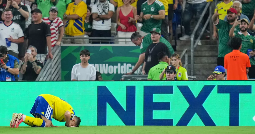 Sweden dominate Tunisia 5-1 to move top of Group F